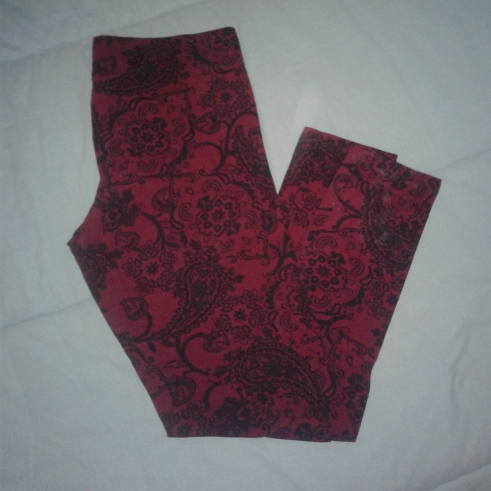 RED AND BLACK PRINT LEGGINGS